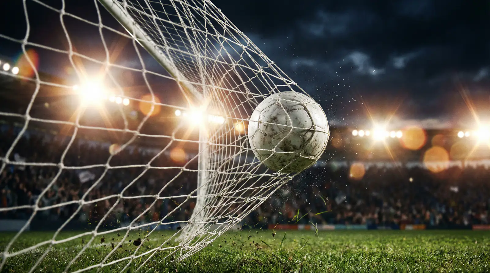 Apuestas over under de goles en fútbol: balón entrando en la portería durante un partido