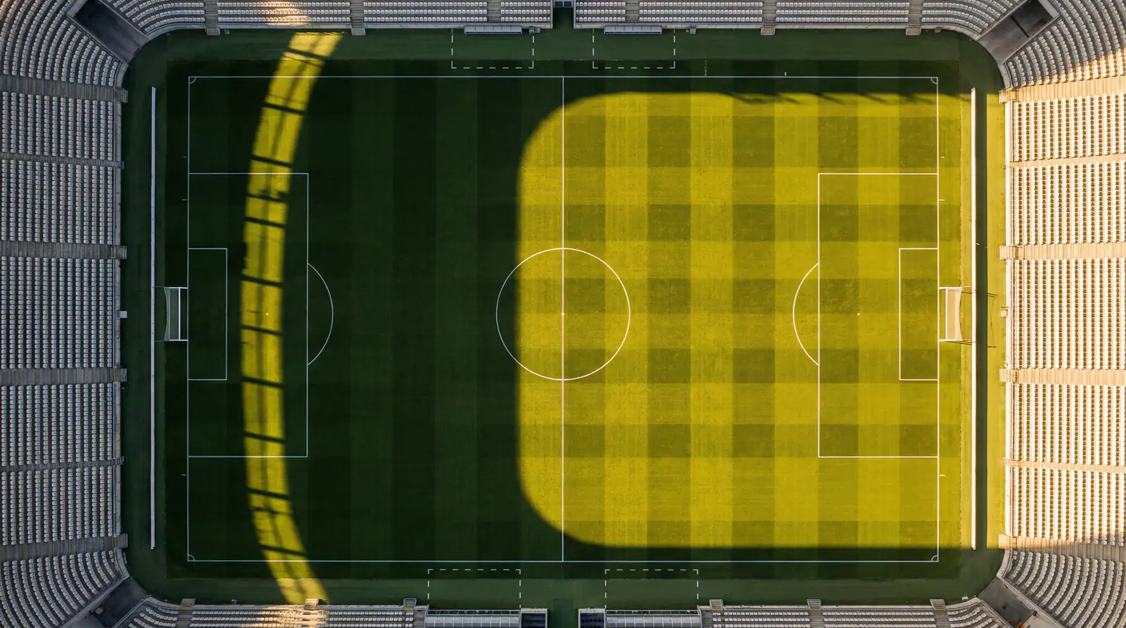 Estadísticas de fútbol para apostar: vista cenital de un campo de fútbol con líneas tácticas y datos de xG